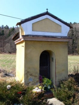 Pod Dzwonkiem kapliczka domkowa z figurą Matki Bożej XVIII w.