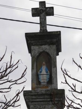 Kapliczka słupowa z Matką Bożą z Lourdes 1880 r.