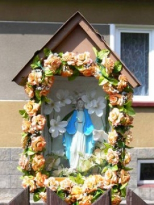 Kapliczka skrzynkowa Matki Bożej z Lourdes