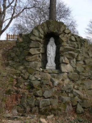 Collegium Marianum figura Matki Bożej Różańcowej