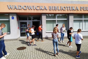 Wadowicka Biblioteka zaprasza na grę „Fioletowi Bankierzy” . - zdjęcie3