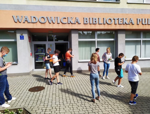 Wadowicka Biblioteka zaprasza na grę „Fioletowi Bankierzy” .