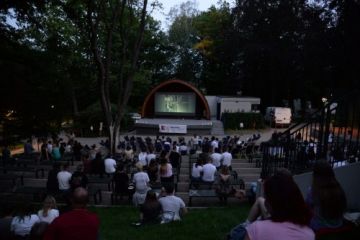 Kino Nocnych Marków – Narodziny Gwiazdy w Parku Miejskim