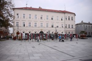 Wystawa plenerowa „Był wśród nas. Karol Wojtyła – Jan Paweł II” - zdjęcie5