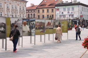 Wystawa plenerowa „Był wśród nas. Karol Wojtyła – Jan Paweł II” - zdjęcie4