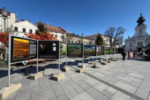 „Między Skawą a niebem” – wystawa plenerowa na wadowickim rynku - zdjęcie1