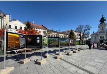 „Między Skawą a niebem” – wystawa plenerowa na wadowickim rynku