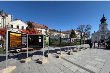 „Między Skawą a niebem” – wystawa plenerowa na wadowickim rynku