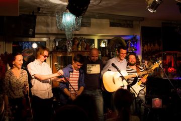 Klimatyczny koncert w ogrodzie przy ul. Kościelnej