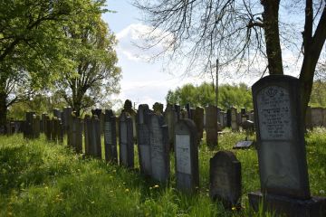 Spacer pamięci po wadowickich nekropoliach