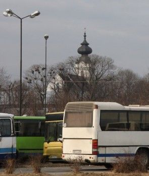 Dostępny parking autokarowy dla grup turystycznych